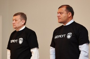 Фото: kharkivoda.gov.ua Читайте більше тут: http://expres.ua/digest/2014/01/31/101103-dopa-ocholyv-chornofutbolochnykiv-fanativ-berkutu-zahysnyka-varvariv