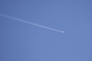 Белый след от самолета в небе