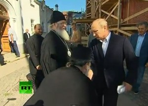 Священник в Карелии пресмыкается перед Путиным и целует ему руку