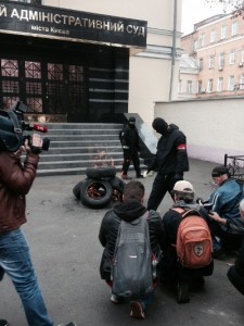 Активисты около Окружного административного суда г. Киева  Фото: delo.ua