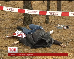 Погибший студент лежал на политическом плакате Фото: ТСН