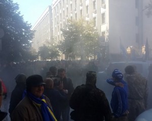 Активисты на Банковой после потасовки зажгли шины. Фото: Facebook/Виталий Уманец