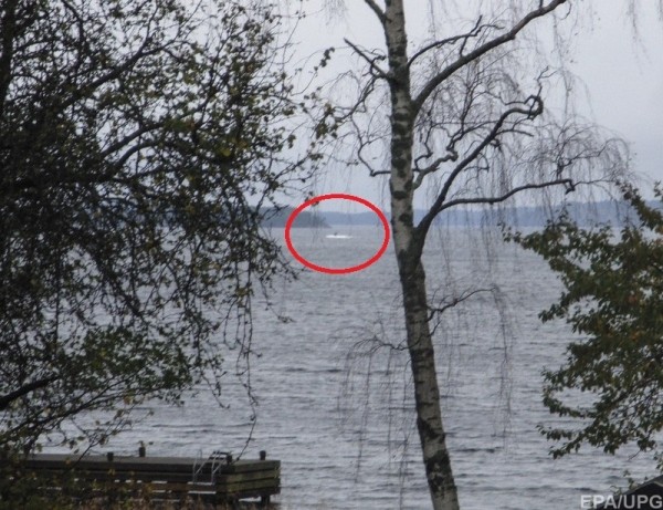 Фото: ЕРА Шведские военные обнародовали фото неизвестного плавучего объекта, сделанное утром в воскресенье, 19 октября. Контр-адмирал Андерс Гренстад, комментируя снимок, сообщил, что фотограф "видел что-то на поверхности, а после того как он взял фотокамеру, объект снова скрылся под воду".