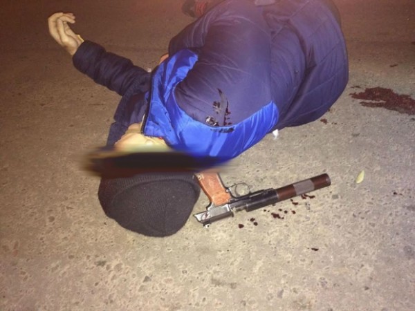  Уничтоженный профессиональный агент российских спецслужб, пистолет с глушителем на шее. Фото: ФБ Юрия Бутусова