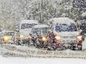 Из-за ухудшающихся погодных условиях, ГАИ просит водителей провести выходные дома. Фото: avtohata.net