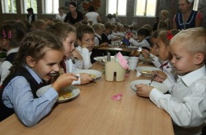 Обеспечение питанием в дошкольных и учебных заведениях Киева не соответствует нормам. Автор фото: Александр Яремчук, "Сегодня"