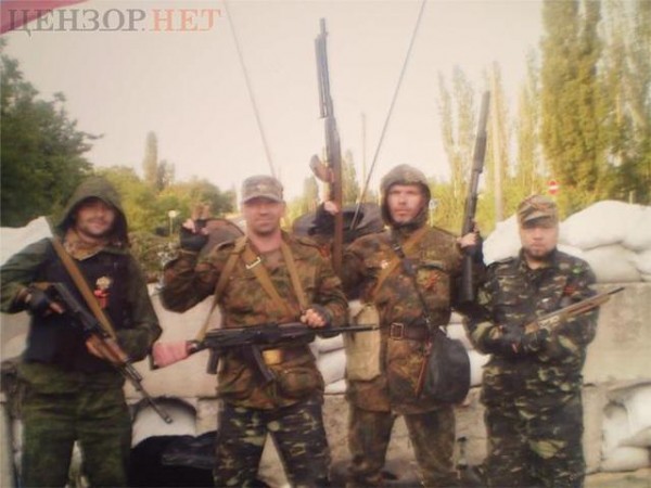 Сергей Суслов (второй слева) с сепаратистами