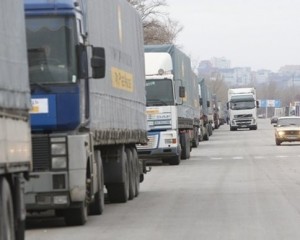 Бойцы батальон "Днепр" пропустила грузовики с гуманитарной помощью от фонда Ахметова