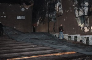 Кинотеатр. Работники своими силами спасают залы от дождя и снега, которые могут разрушить здание. Автор фото: Григорий Салай, "Сегодня"