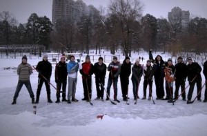 На льду. Перед началом игры в хоккей ребята расчищают от снега лед на озере, играют без коньков, а в команду берут даже девушек. Фото: vk.com/zdorova_stolyca