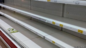 Пустые полки супермаркета «Фуршет» в Керчи, 5 января 2015 год