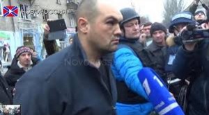 Олега Кузьминых привели на остановку, где утром произошел взрыв Скриншот: YouTube