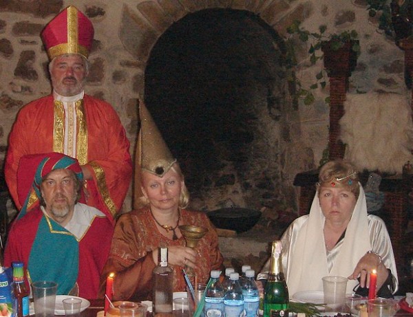 Очевидно, Неля Куковальская (сидит в центре) и Александр Фарбей (стоит) недурно проводили время в Генуэзской крепости