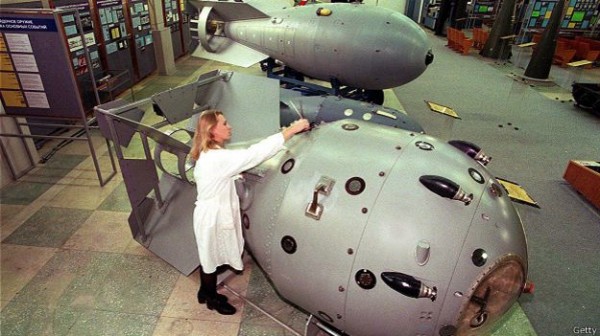 Сотрудница музея в Сарове, где в федеральном ядерном центре долгое время работал Голубев, чистит первую советскую ядерную бомбу