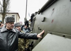Президент Украины осмотрел новую военною технику для АТО