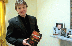 454-292-Aleksandr_Litvinenko_with_Blowing_Up_Russia_book_in_the_hands