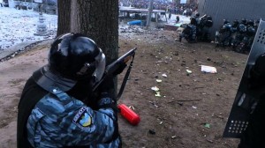 Боец "Беркута" ведет огонь по протестующим / Скриншот YouTube Залог за Александра Маринченко внести будет невозможно
