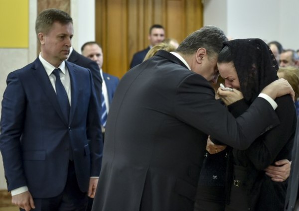 Глава СБУ, президент Украины и супруга погибшего сотрудника СБУ