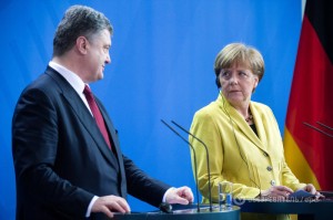 Меркель услышала от Порошенко о пленных украинцах