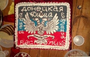 Фото: dumskaya.net Гости подарили виновнику торжества большой торт с изображением герба и флага ДНР