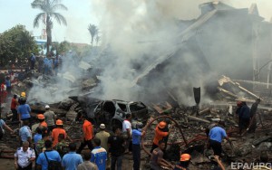 В Индонезии военно-транспортный самолет Hercules C-130 потерпел крушение в жилом районе города Медан на острове Суматра. 