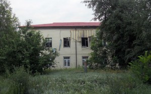 В здании налоговой повреждена оконная рама, прилегающая часть стены и потолок над окнами